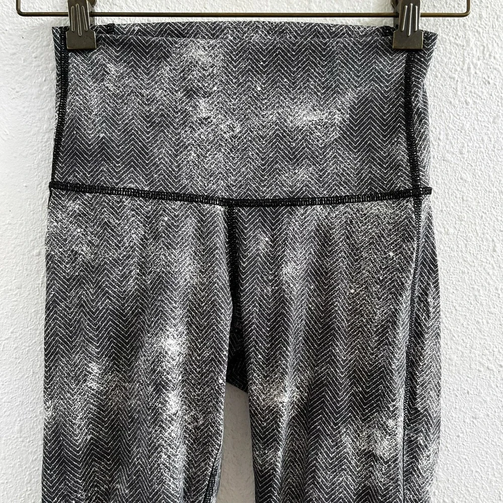 LULULEMON Essential Rhythm Crop Leggings Size 4